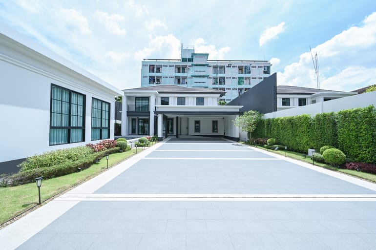 4 Bed · 364 sqm — 3