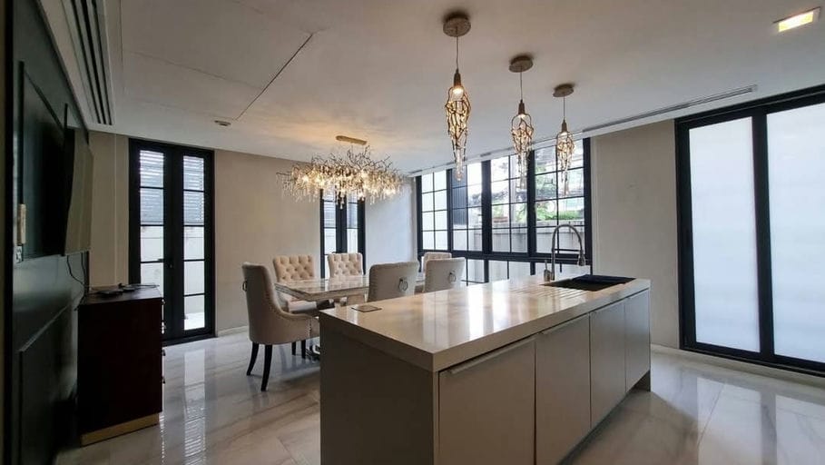 4 Bed · 425 sqm — 17
