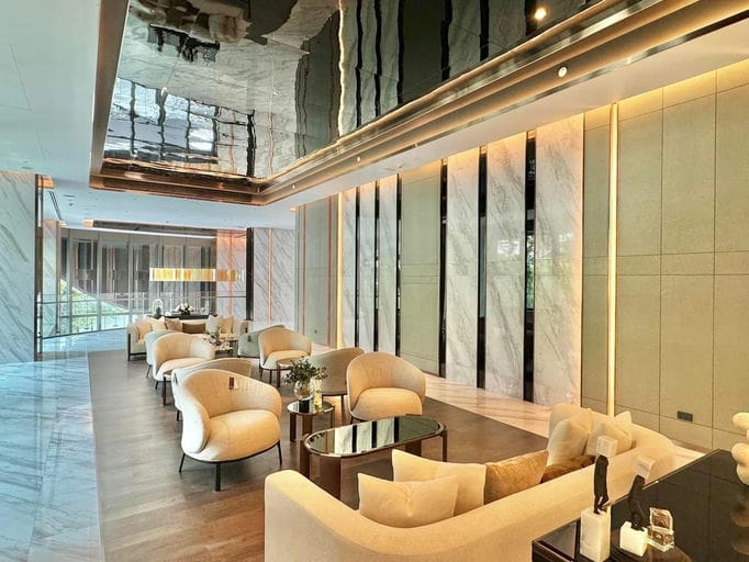 Aestiq Thonglor — 14